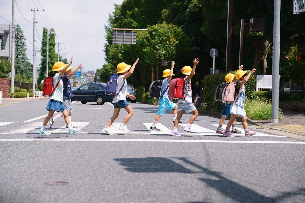 日本小学生过马路.jpg